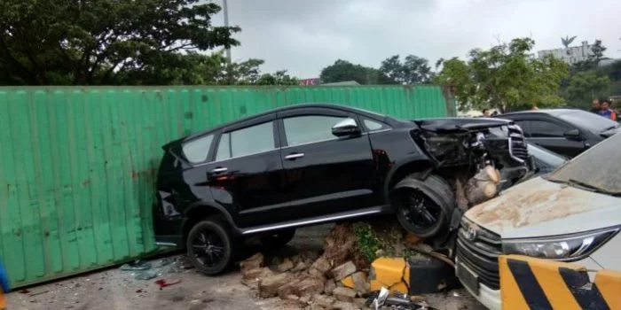 Truk Kontainer Terbalik Timpa 7 Kendaraan di Rest Area Km 97 Tol Cipularang