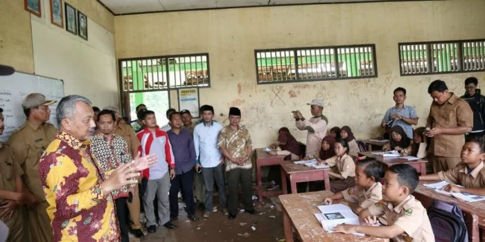 Kunjungi SDN 04 Samudrajaya, Ahmad Syaikhu: Jangan Tunggu Ada Korban Baru Diperbaiki