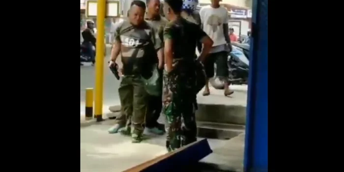 Beredar Video Prajurit TNI Rebut Pistol Milik Polisi, Ini Penjelasannya