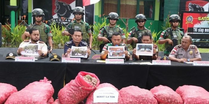 Satgas Pamtas TNI AD Amankan 6 Ton Bawang Merah Ilegal asal Malaysia