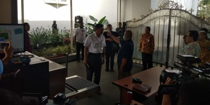 Kompleks Istana Kepresidenan Perketat Pintu Masuk, Menteri dan Tamu Cek Suhu Tubuh