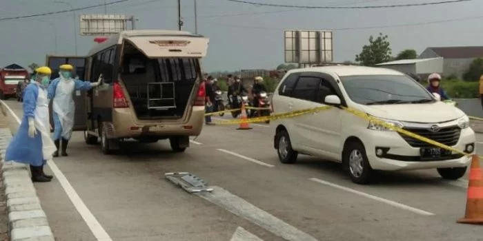 Sopir Penjemput 2 Santri Temboro Mendadak Meninggal Dunia di Pintu Tol Madiun, Evakuasi Gunakan APD