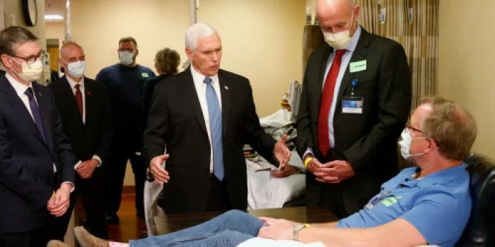 Tanpa Masker, Wapres AS Mike Pence Kunjungi Pusat Riset Corona dan Minta Pasien Sembuh Donor Plasma Darah