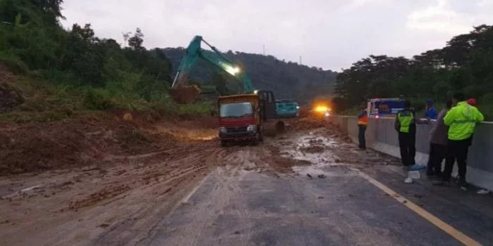 Tol Semarang-Solo KM 426 Sempat Tertimbun Tanah Longsor, Sudah Bisa Dilalui