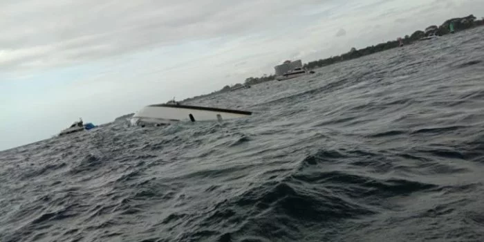 Kapal Penumpang Tujuan Nusa Penida Terbalik di Perairan Sanur