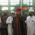 Habib Bahar bin Smith (tengah) bebas dari Lembaga Permasyarakatan (Lapas) Kelas IIA Cibinong, Kabupaten Bogor. Jawa Barat, Sabtu (16/5).