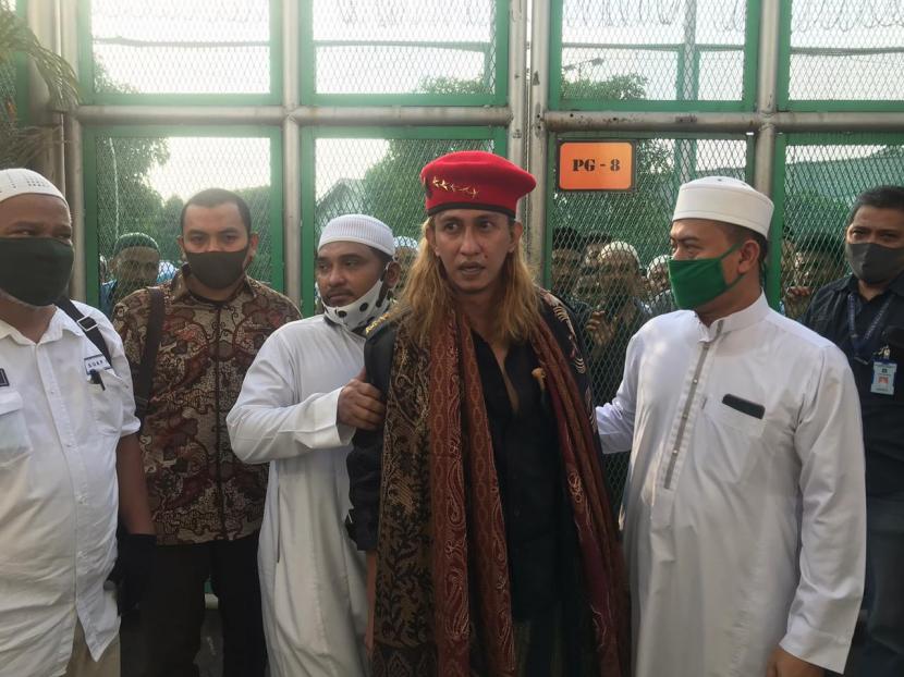 Habib Bahar bin Smith (tengah) bebas dari Lembaga Permasyarakatan (Lapas) Kelas IIA Cibinong, Kabupaten Bogor. Jawa Barat, Sabtu (16/5).