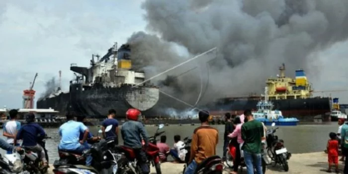 Kapal Tanker Terbakar, Korban Luka di Pelabuhan Belawan 22 orang