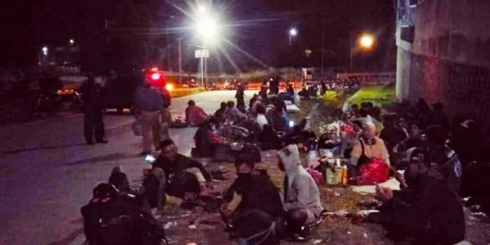 Ratusan calon penumpang kapal ferry tertahan dan terlantar di Pelabuhan Bakauheni, Lampung, Sabtu (16/5). (IST)