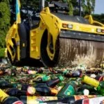 Pemusnahan belasan ribu botol miras ilegal di Lapangan Monas, Jakarta (27/5/2019). (Foto: ANTARA/Dhemas Revivanto/ama)