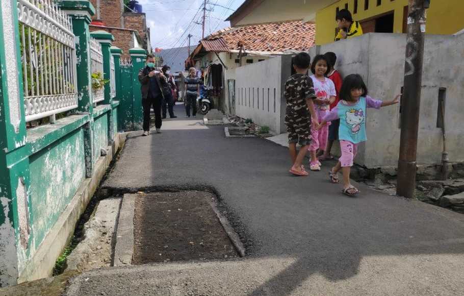 Warga beraktivitas di dekat tiga makam yang berada di RT03 RW04 Jalan Camp, Pisangan Lama, Kelurahan Pisangan Timur, Pulogadung, Jakarta Timur, Selasa (16/6/2020). ( Foto: Antara )