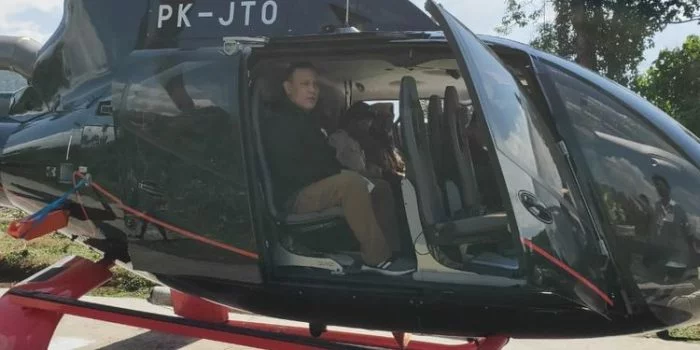 Ketua KPK Firli Bahuri menumpangi helikopter dalam perjalanannya di Sumatera Selatan, Sabtu (20/6/2020).(Dokumentasi/MAKI)