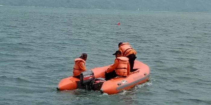 Akibat Tersapu Gelombang, Seorang Pemancing asal Magelang Hilang di Pantai Pasir Kebumen