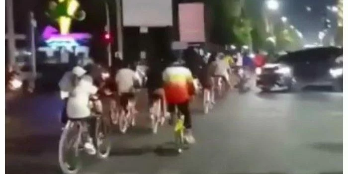 Viral, Rombongan Sepeda Terobos Lampu Merah di Tegal Sambil Bunyikan Bel