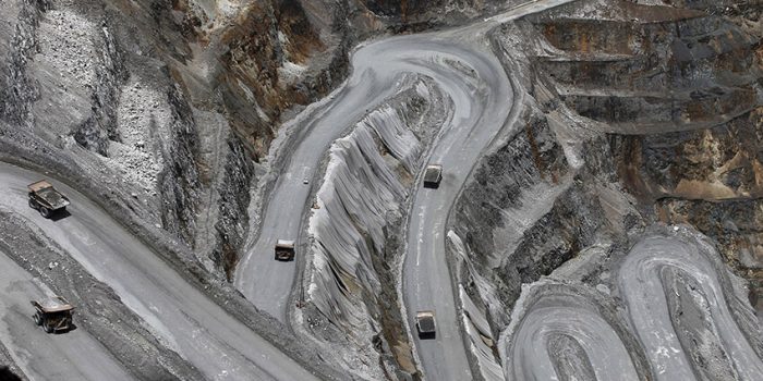 Beberapa truk beroperasi di tambang tembaga dan emas terbuka milik PT Freeport di Grasberg dekat Timika, wilayah timur Papua, Indonesia pada tanggal 19 September 2015. (Foto: Reuters/Antara Foto/Muhammad Adimaja)