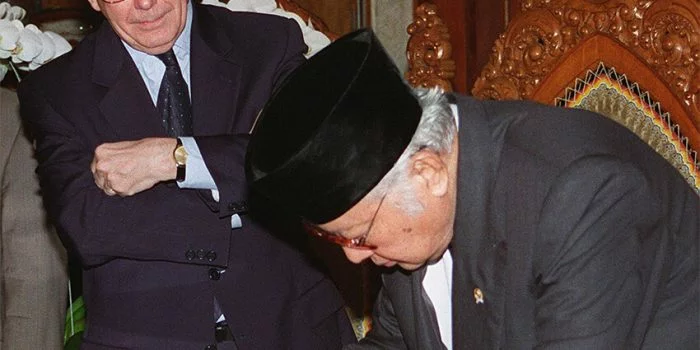 Ketika Bill Clinton Yakinkan Soeharto Terima Paket Hemat IMF