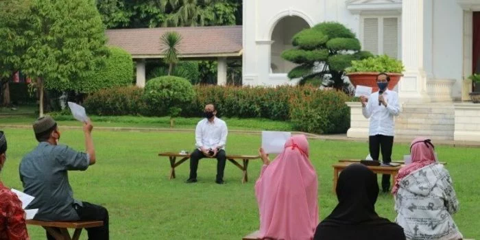 Jokowi Berikan Bantuan Modal Kerja di Halaman Istana Merdeka