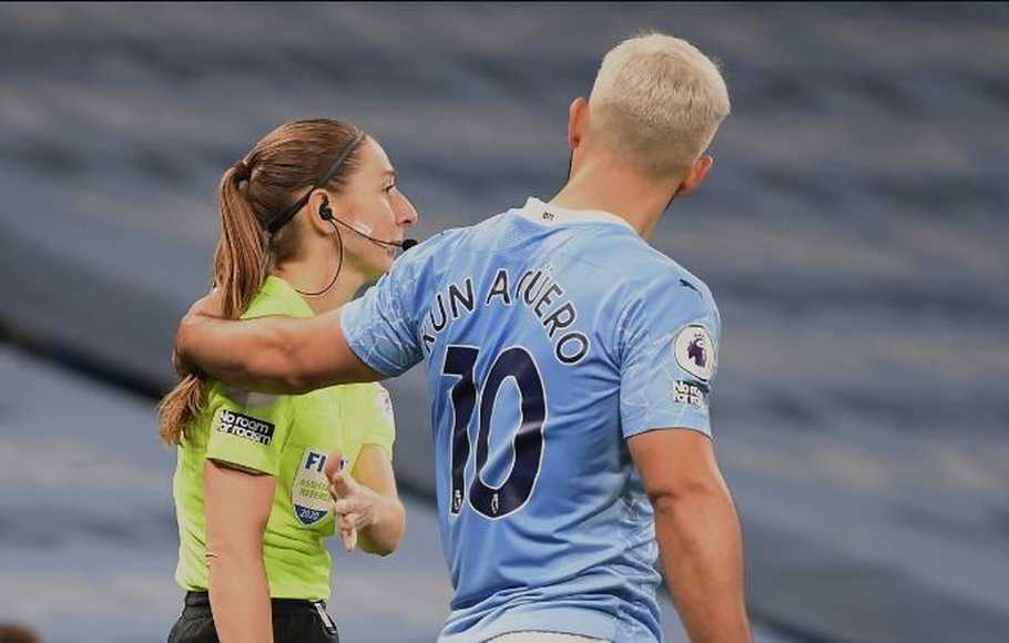 Pegang Bahu Perempuan Penjaga Garis, Penyerang Manchester City Hujan Kritik