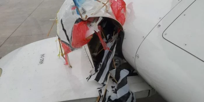 Layang-layang berukuran 50 cm menyangkut di landing gear pesawat Citilink ATR 72-600 yang mendarat di Bandara Adisutjipto Yogyakarta | Dok. Bandara Adisutjipto