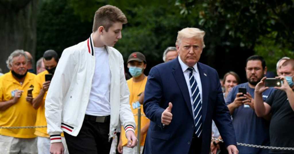 Presiden Amerika Serikat Donald Trump dan putranya Barron. (Foto: Reuters)