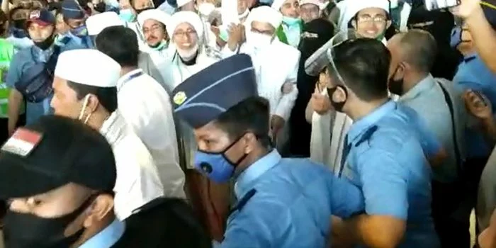 Kepalkan Tangan, Rizieq Shihab Takbir di Hadapan Massa: Allahu Akbar!