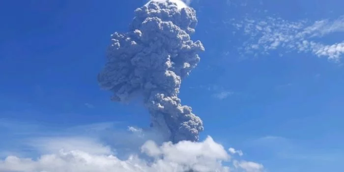 Gunung Api Ile Lewotolok Meletus Tinggi Erupsi 4.000 meter