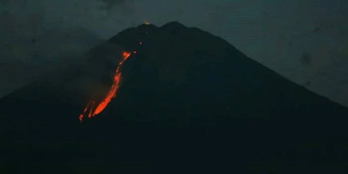 Gunung Semeru Luncurkan Lava Pijar, BPBD Minta Warga Tetap Tenang Tidak Panik