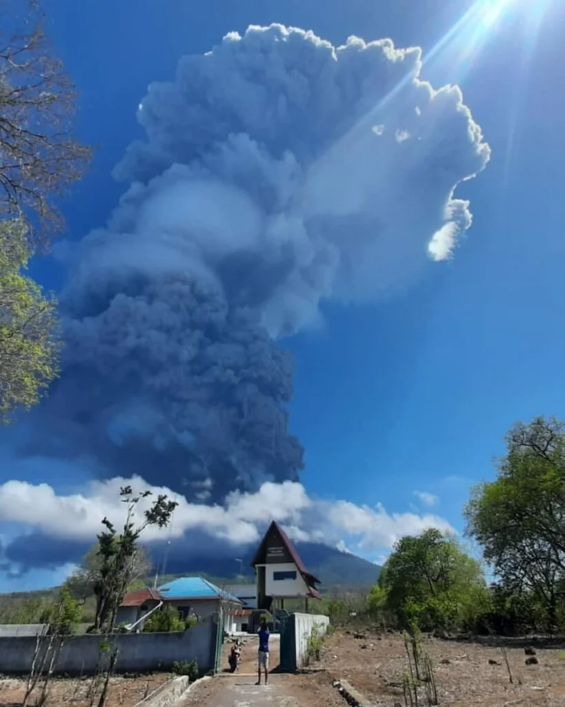 Gunung Ile Lewotolok Erupsi, 2.782 Warga Terdampak Dievakuasi