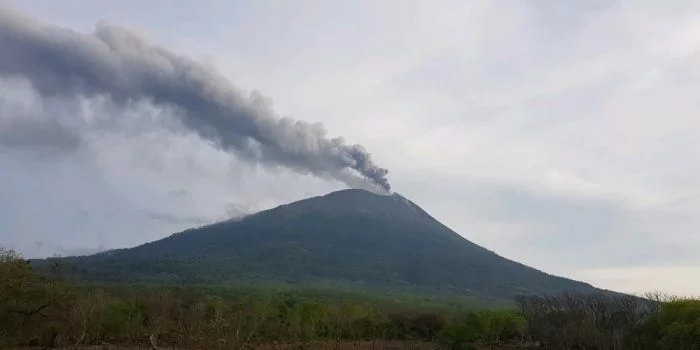 Gunung Ili Lewotolok di Lembata Meletus