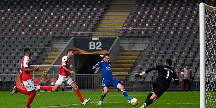 Penyerang Leicester City, Jamie Vardy saat mencetak gol penyeimbang timnya atas Braga di laga lanjutan Liga Europa 2020-2021 | TWITTER/@EuropaLeague