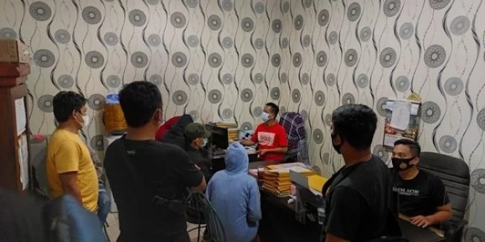 Penampakan artis MA dan ST yang ditangkap polisi dalam kasus prostitusi online. (dok polisi) A A --------- Artikel ini sudah Terbit di AyoSemarang.com, dengan Judul Artis MA dan ST Tak Ditahan Terkait Kasus Prostitusi Online, pada URL https://www.ayosemarang.com/read/2020/11/26/67712/artis-ma-dan-st-tak-ditahan-terkait-kasus-prostitusi-online Penulis: Adib Auliawan Herlambang Editor : Adib Auliawan Herlambang