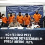 Polda Metro Jaya menghadirkan lima tersangka kasus penipuan bermodus kencan secara daring di Polda Metro Jaya, Jumat (27/11/2020). ANTARA/Fianda Sjofjan Rassat