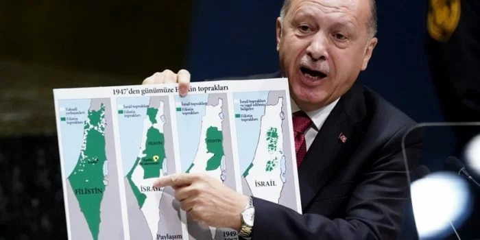 Presiden Turki Recep Tayyip Erdogan mengangkat peta Palestina dan Israel saat ia berbicara di hadapan sesi ke-74 Majelis Umum PBB. (Foto: Reuters/Carlo Allegri)