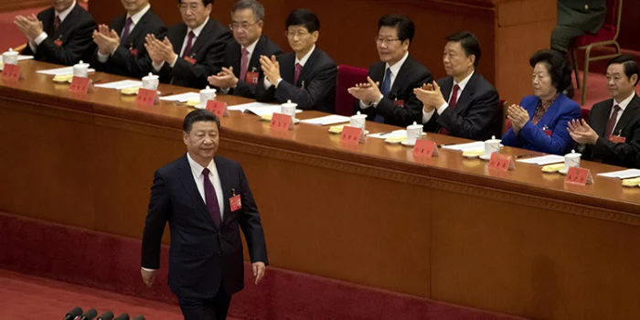 Presiden China Xi Jinping mendapat tepuk tangan saat ia berjalan ke podium untuk menyampaikan pidatonya pada upacara pembukaan Kongres Partai ke-19 yang diadakan di Aula Besar Rakyat di Beijing, China, Rabu, 18 Oktober 2017. (Foto: AP Photo)