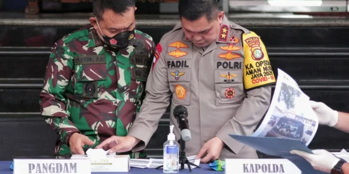 Pangdam Jaya Mayjen Dudung Abdurachman (kiri) bersama Kapolda Metro Jaya Irjen Fadil Imran (kanan) saat memberikan keterangan kepada media di Polda Metro Jaya, Jakarta, Senin (07/12). Aparat polisi terlibat bentrok dengan para pendukung Front Pembela Islam (FPI) Rizieq Shihab di kawasan Cikampek, pada Senin (7/12) pukul 00.30.WIB. Enam dari 10 pengikut Habib Rizieq Shihab tewas ditembak polisi di Tol Jakarta-Cikampek karena melakukan perlawanan. FOTO : Issak Ramdhani / Fajar Indonesia Network