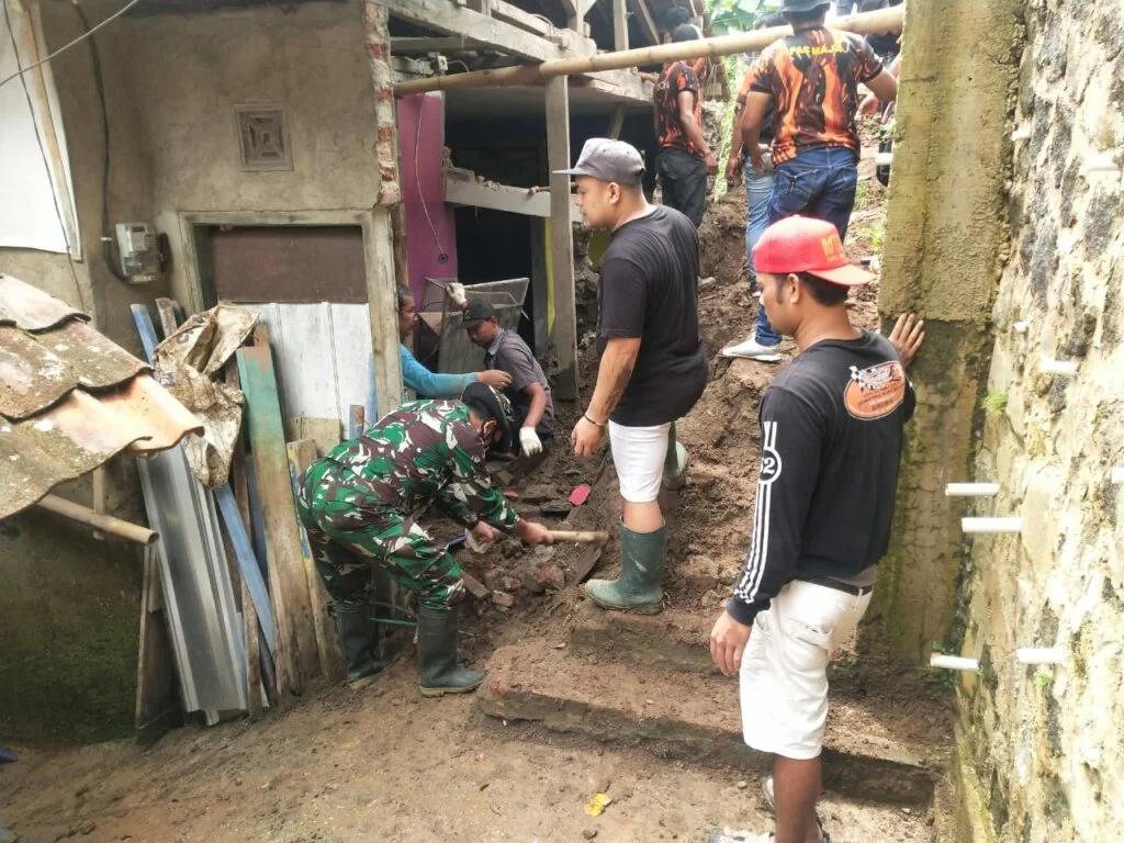 Diterjang Tanah Longsor, Dua Rumah Warga di Majalengka Rusak