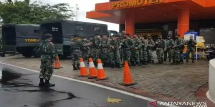 Prajurit TNI AD berbaris di depan Gedung Promoter RS Polri Kramat Jati, Jakarta Timur, beberapa saat menjelang kedatangan jenazah pengikut MRS yang tewas ditembak polisi di Tol Jakarta -Cikampek, Senin (7/12). Foto: ANTARA/Andi Firdaus