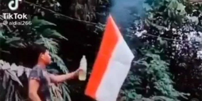 Seorang Remaja Gunakan Cairan Diduga Bensin Bakar Bendera Merah Putih