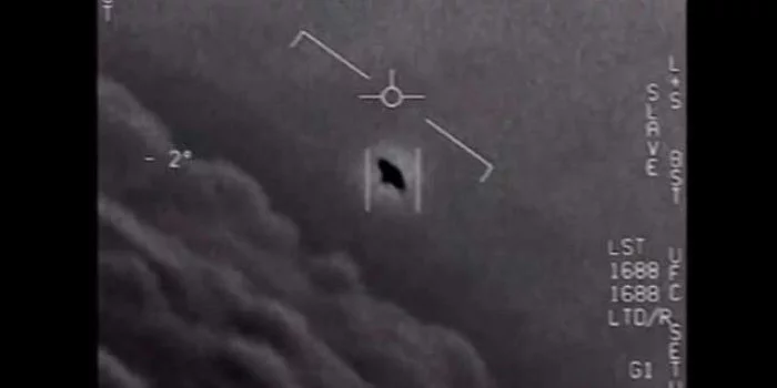 Tangkapan gambar dari pesawat tempur AS yang menunjukkan pesawat tak dikenal diduga sebagai UFO di tahun 2004. (Youtube/Dephan AS)