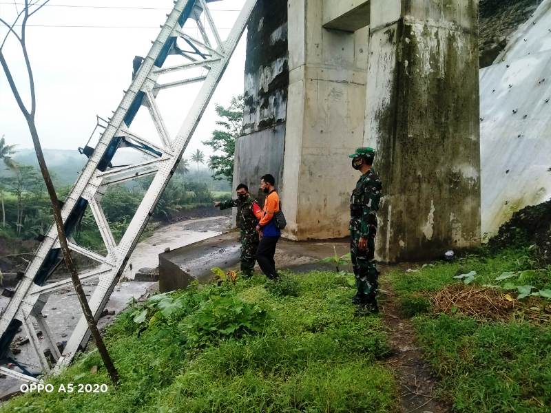 Derasnya Arus Sungai Glagah, Tiang Pilar Jembatan Rel Kereta Api Jakarta-Yogyakarta via Brebes Ambruk