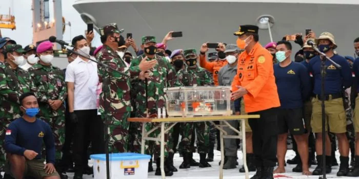 Beginilah Proses Pencarian Black Box FDR Tertumpuk Puing Sriwijaya Air Sj-182