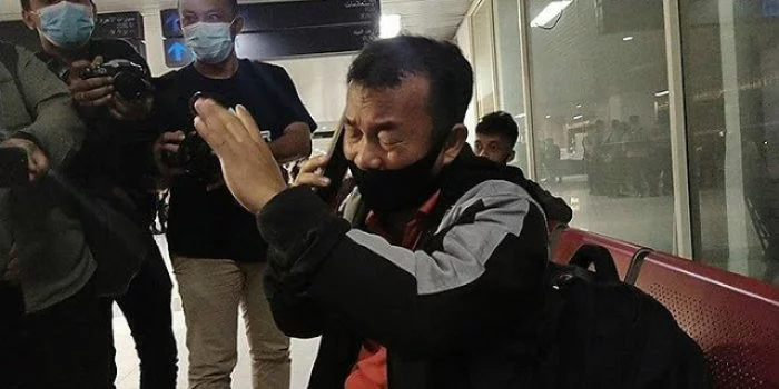 Sambil Terisak Menangis di Bandara Supadio, Yaman Zai Tangisi Istri dan Tiga Anaknya di Sriwijaya Air SJ182