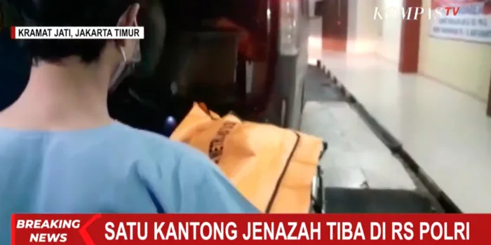 Satu kantong jenazah dibawa ke RS Polri (tangkapan layar Kompas TV)