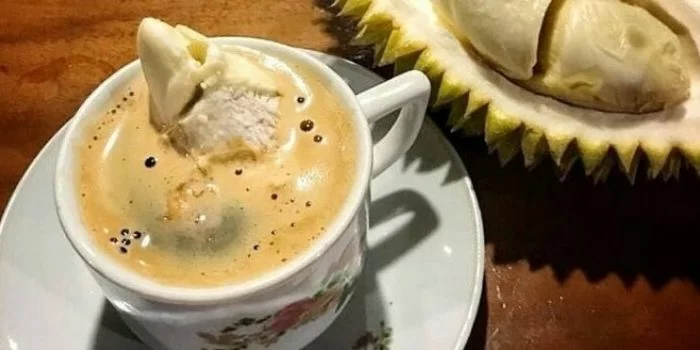 Suka Makan Durian Disertai Minum Kopi, Berbahayakah?