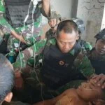 Sejumlah prajurit TNI berusaha menyelamatkan rekannya yang ditembak KKB di Sugapa, Papua. (IST)