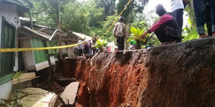 Salah satu lokasi terdampak bencana pergerakan tanah di Kab Sukabumi, 2/5/2019. (antara)