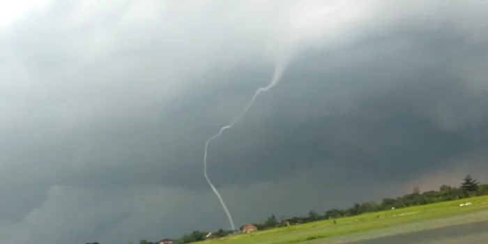 Puting beliung terlihat dari Desa Grogol, Kecamatan Kapetakan, Kabupaten Cirebon. Foto: Tangkapan layar video.