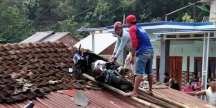 Geger Motor 'Terbang' ke Atap Rumah, Apa Penyebabnya? (Foto: Instagram/infokediriraya)