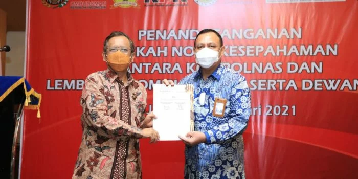 Spanduk MoU Ketua KPK Firli Bahuri dengan Ketua Kompolnas-Menko Polhukam Mahfud MD yang disebut Febri Diansyah salah (Twitter @KPK_RI)