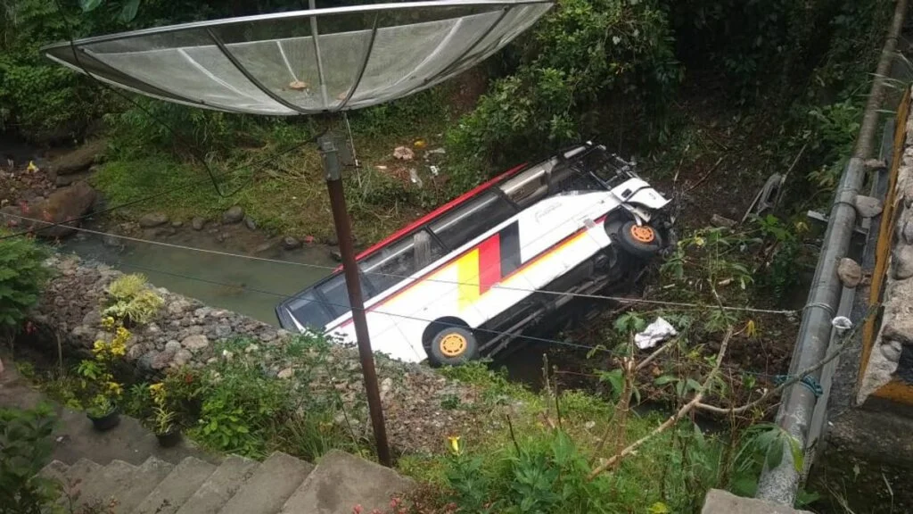 Bus rombongan pejabat Kabupaten Agam, Sumatera Barat, masuk ke jurang di Desa Lumban Pasir Julu, Mandailing Natal (Madina), Sumatera Utara. (DOK. Kepolisian)